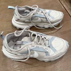Women’s Nike Shoes Size 7. In Good Condition.