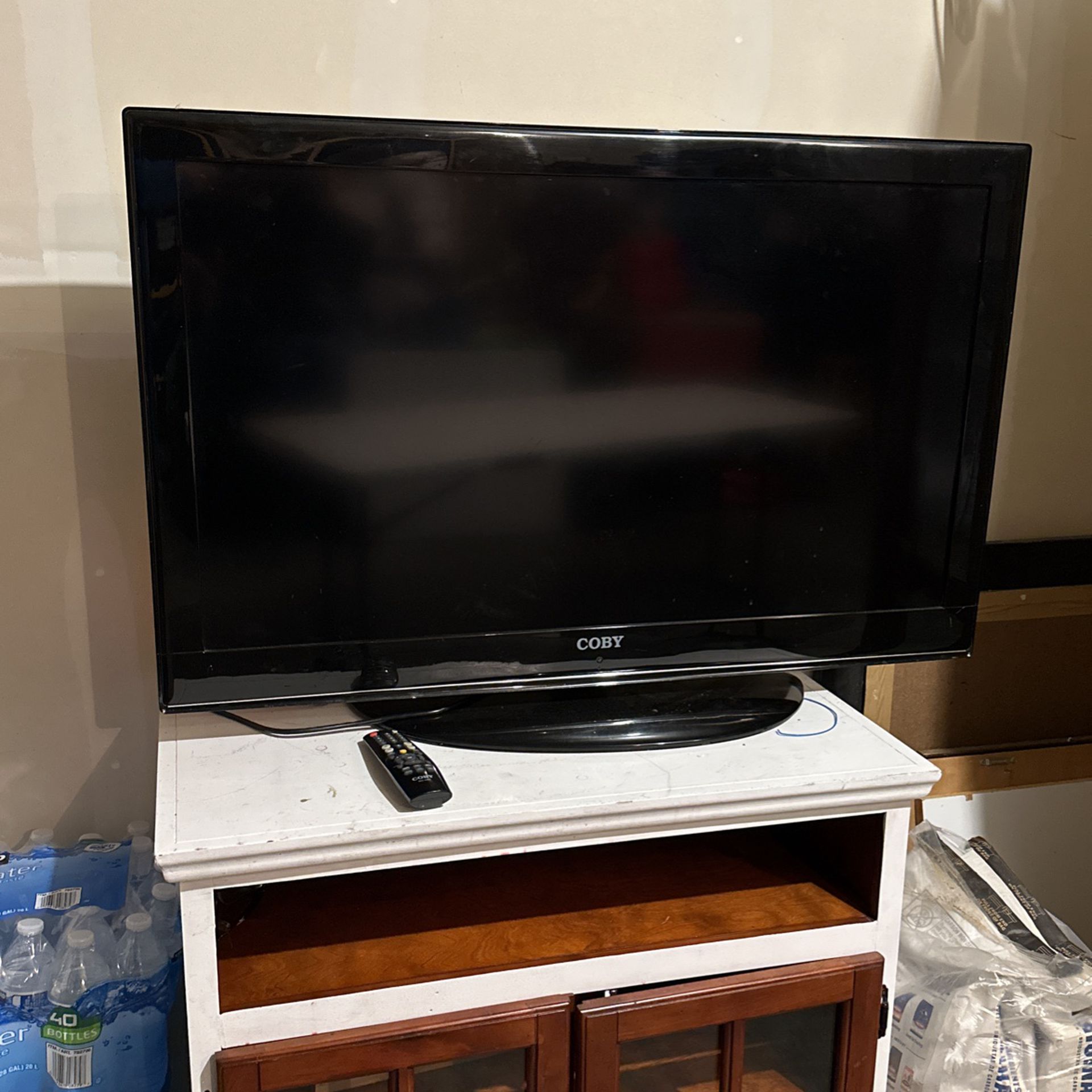 40 Inch Tv With A Wood Tv Stand 