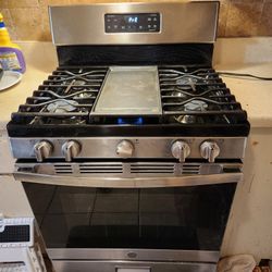 30 Inch GE Gas Stove With Bottom Broiler