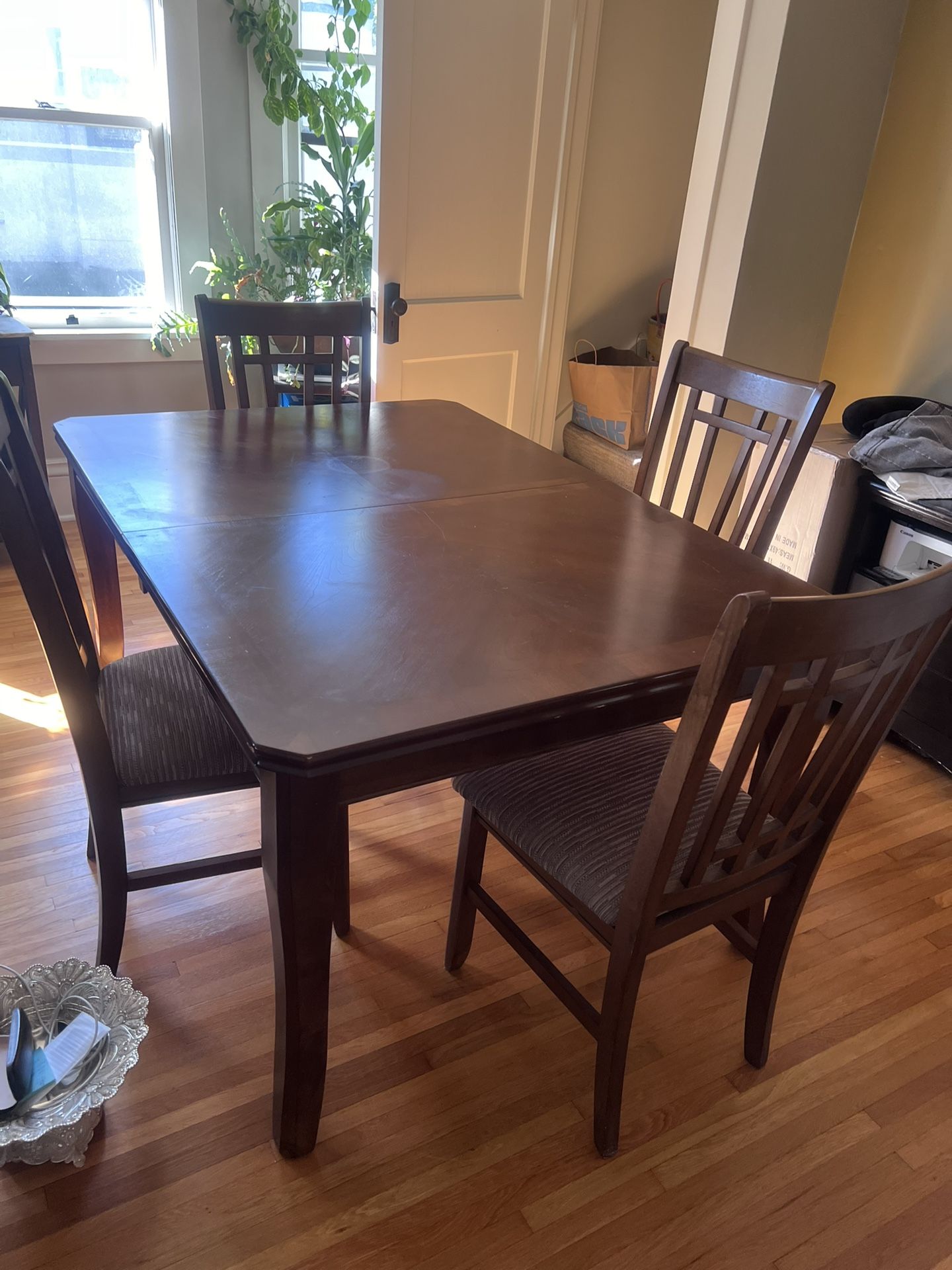 Expandable Table with 4 Matching Chairs
