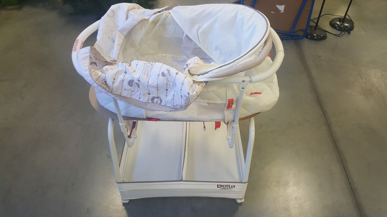 Delta Baby Gliding Bassinet