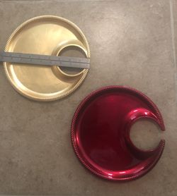 16 wine and cheese Hors d’oeuvre plates. 8 gold and 8 red.