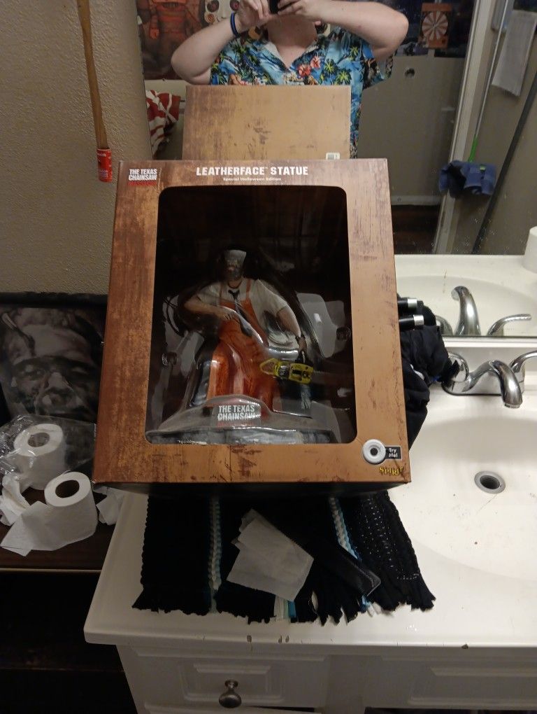Texas chainsaw massacre Leatherface Statue