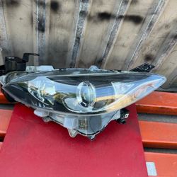 2014-2016 Mazda 3 Headlight Driver Left Side Used Oem