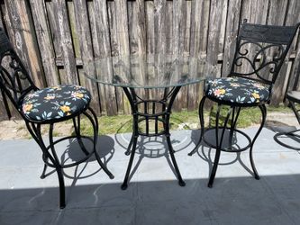 Bistro / Pub Set Table And 2 Swivel Stools in Good Condition (Table 36”D x 36”H, Stools 30”H to Seat) $100 Firm on Price