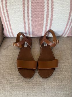 Steve Madden flat leather sandals in color Tan. Size 7.5