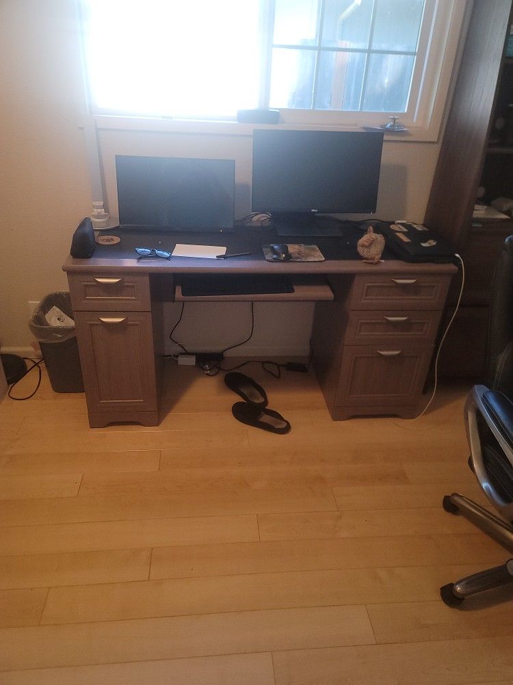 Grey Magellan Managers Desk for Sale in Springfield OR OfferUp