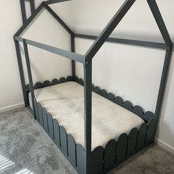 Wood Platform Bed Frame with Fence