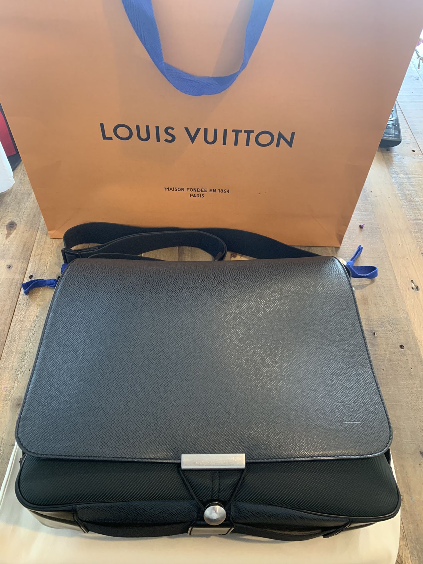 FS: 100% Authentic Louis Vuitton Taiga VIKTOR messenger bag