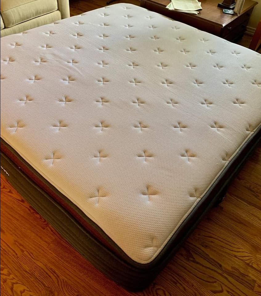 Luxe Dusk, Cal King, Cover: GlacioTex Cooling Cover, Top Layer: ErgoAlign Layer Like New
