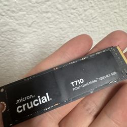 Crucial SSD T710