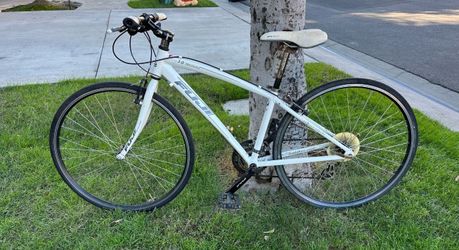 Ready to ride 2011 Fuji Absolute 3.0 fitness bike in good condition for sale.