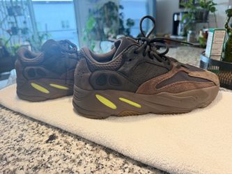 Adidas Yeezy Boost 700 'Mauve' Men’s Size 7/Women’s Size 8.5