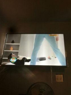 Insignia 50" LCD TV with mount