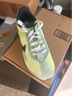 New Nike green and black size 8 women