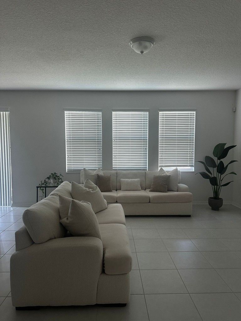 Beautiful Well Kept Sofa Set