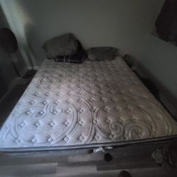 King iComfort Serta Bed w/Box Springs