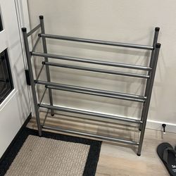 Expendable shoe rack