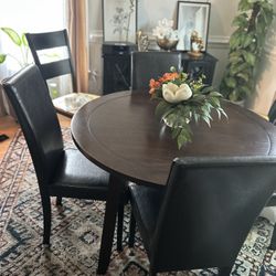 Dining Room Table And 4 Chair 