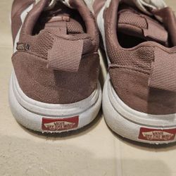 VANS UltraRange (Size 7.0 US Men or 8.5 US Women)