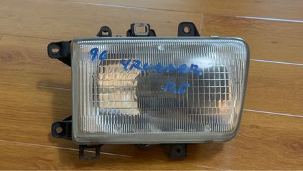 1996 Toyota 4Runner Passenger Side Headlight Assembly RH OEM - US Auto