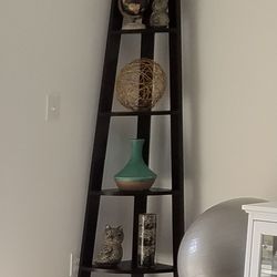 Corner shelf