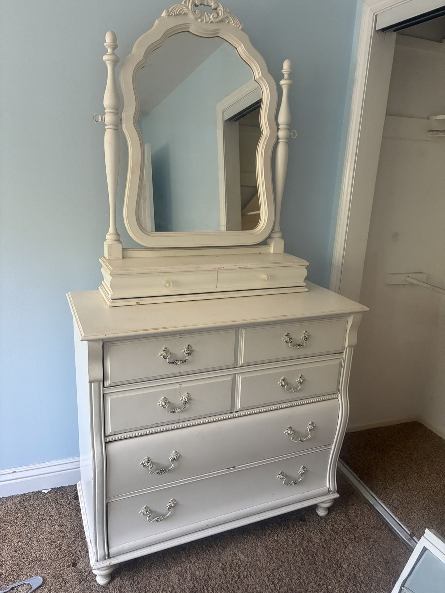 Dresser With Mirror