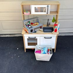 Play Kitchen And Accessories 