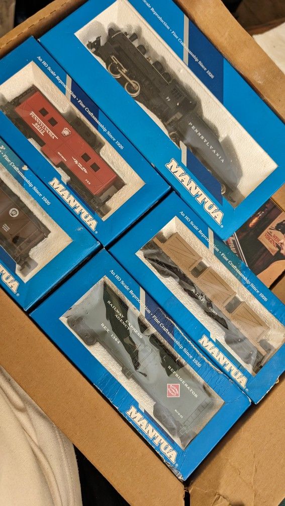 Vintage Mantua HO Scale Shifter Engine Train Set w 4 Cars 8750-303-000 NEW IN BOX. These have not been played with. Top of box is very damaged.
