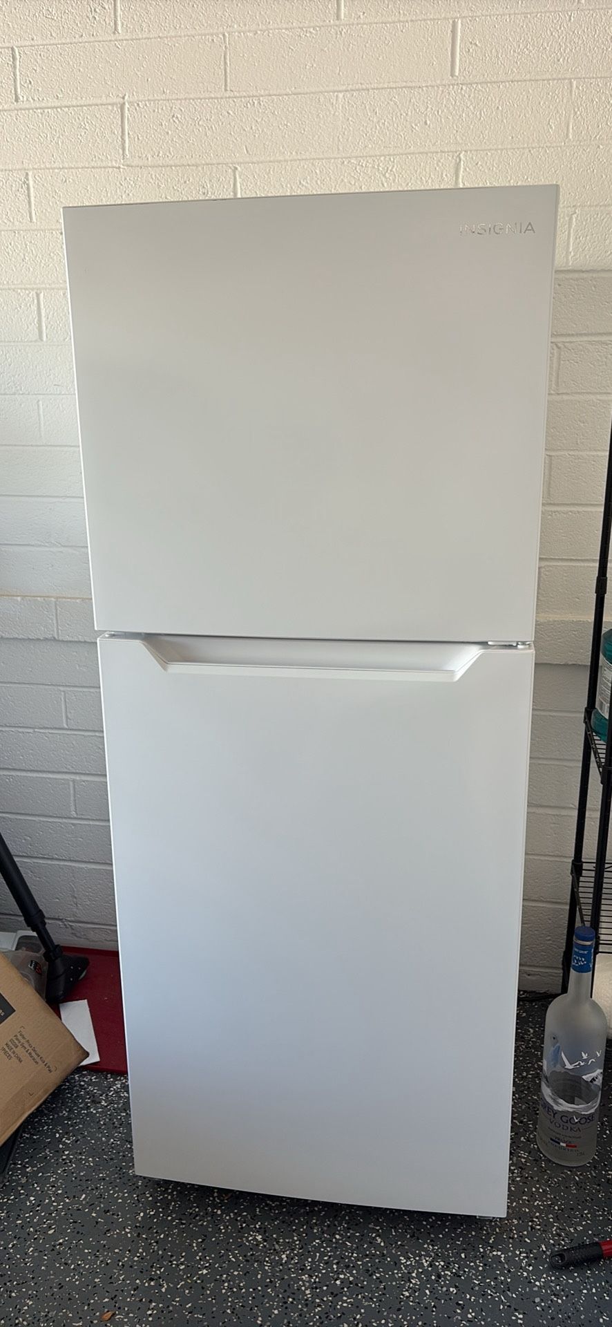Insignia Top freezer refrigerator 