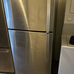 Whirlpool Refrigerator Good Condition 