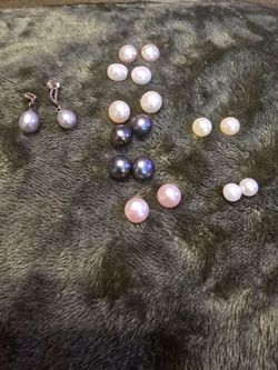 Lot of beautiful pearl earrings in different colors!