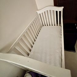 White Wooden Crib Frame – Local Pickup – Great for Repurpose