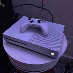 Xbox One S console white with controller