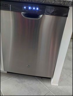 Stainless Steel Built-In Dishwasher like new
