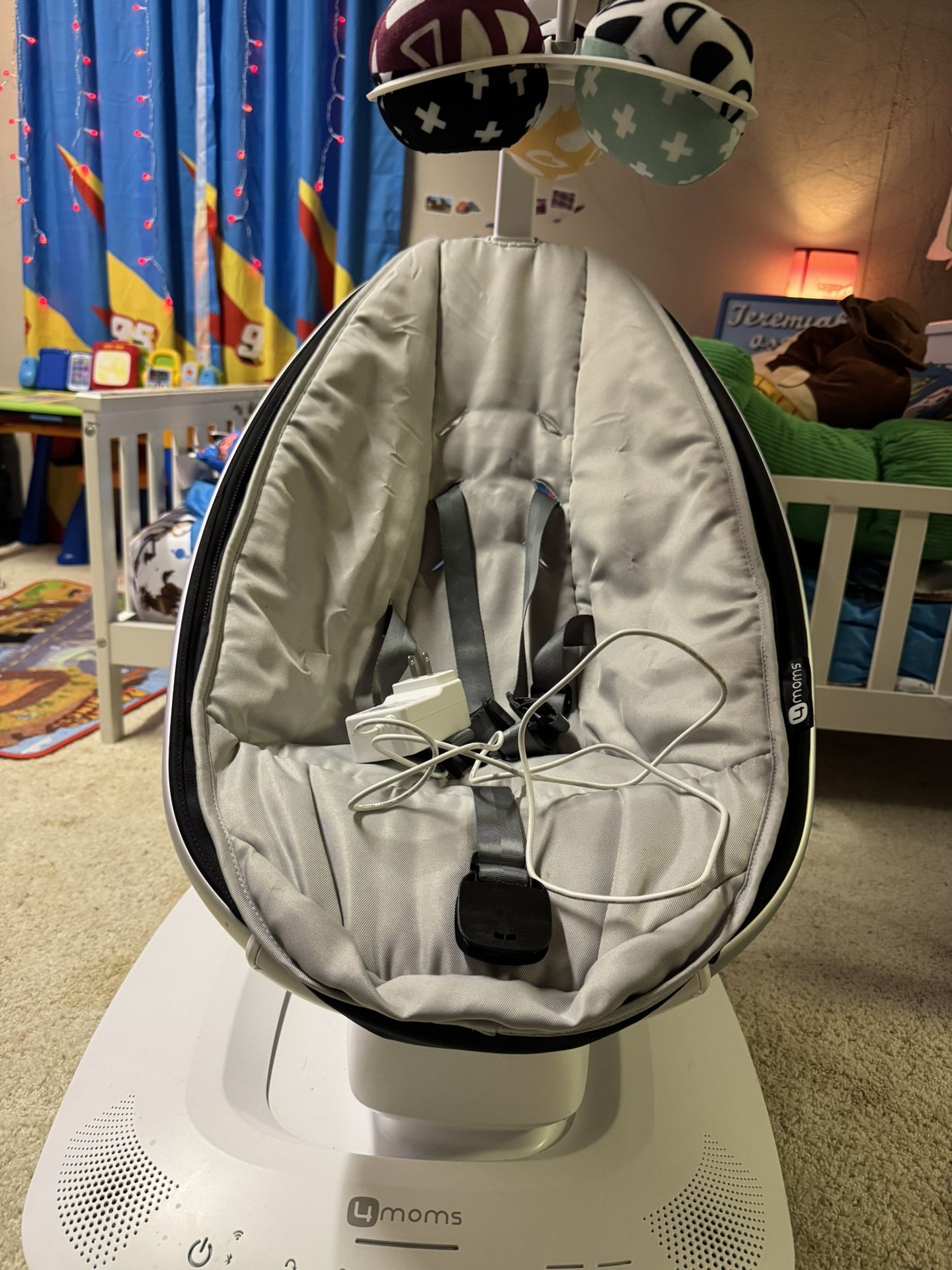 LIKE NEW 4Moms Mamaroo Swing
