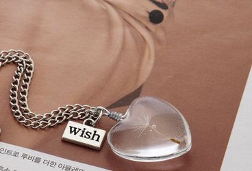 Stunning NEW Glass Heart Dandelion โWishโ Womenโs Fashion Jewelry Necklace