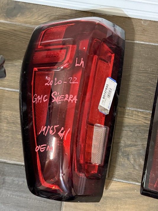 2023 GMC Sierra Tail Light