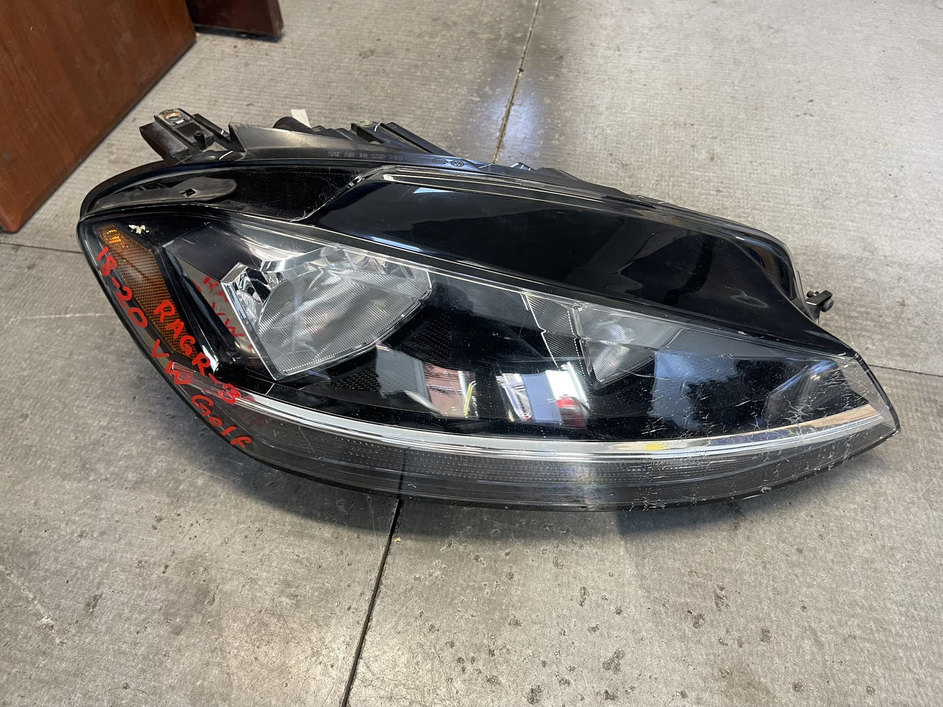 Headlight for 2019 Volkswagen Golf Headlight