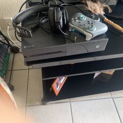Xbox One 1 Tb 2 Controllers And A Head Set Like New Barely Used