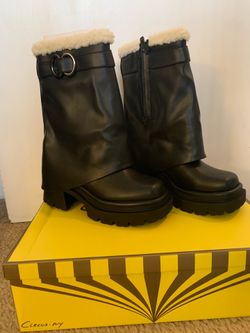 Women’s size 6 Mid Calf Fashion Boots