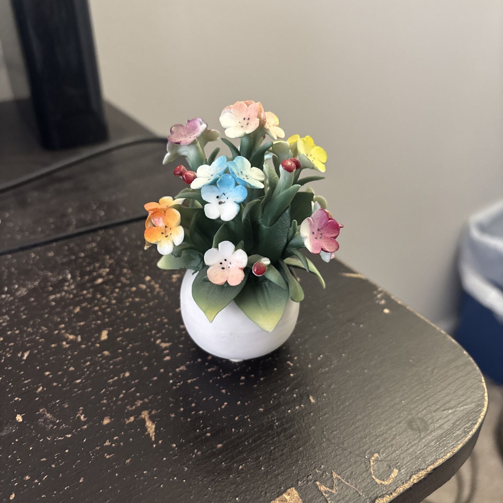 Vintage Porcelain Capodimonte Style Flower Pot Pastel Bowl. 4 Inches Height