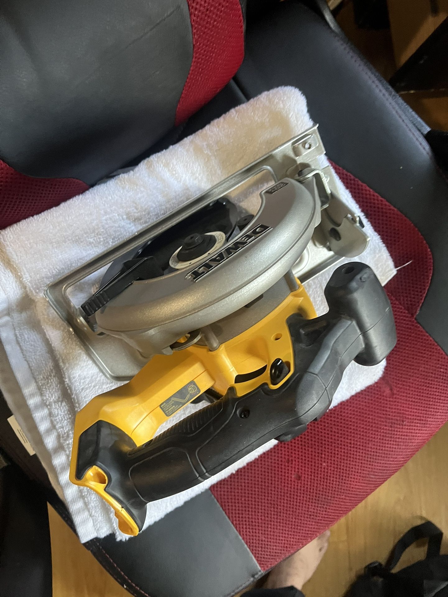 Dewalt 20 Volt 6-1/2 Inch Circular Saw 