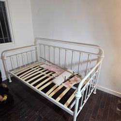 White Metal twin Bed