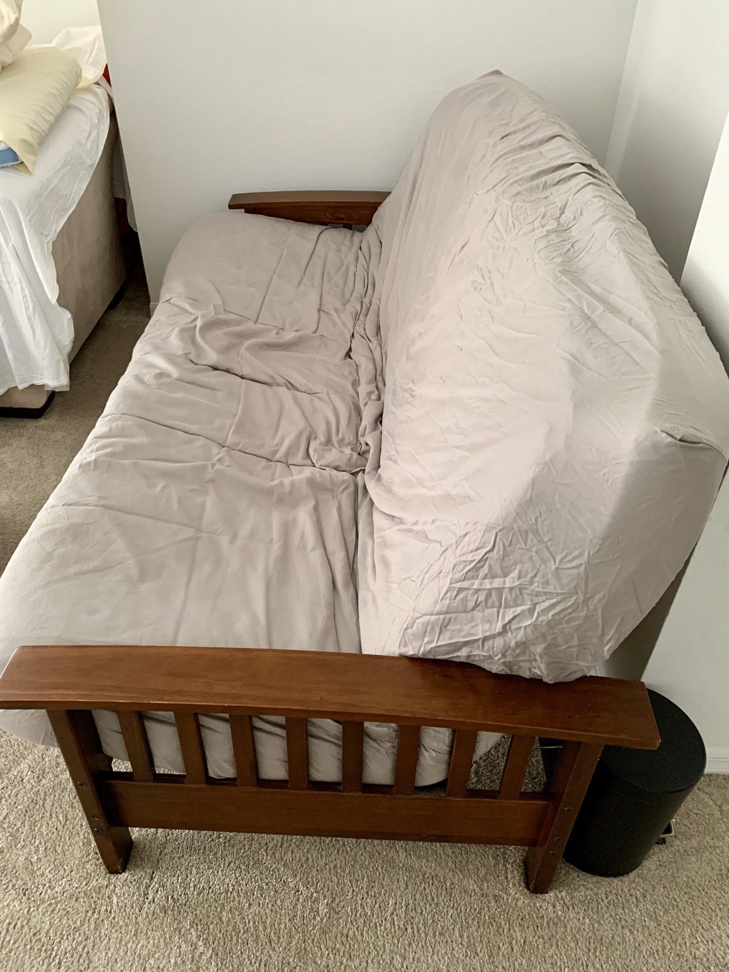 Queen size futon with memoryfoam (Camden Bay Tampa)