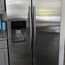 Samsung 27.4-cu ft Side-by-Side Refrigerator with Ice Maker (Fingerprint Resistant Stainless Steel)

