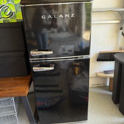 Galanz 4.0 Mini-refrigerator With Freezer