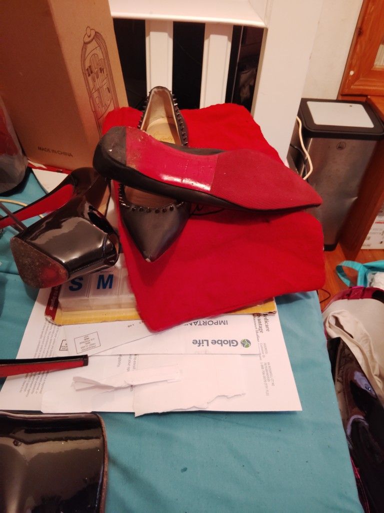 Loub Bouton Flats