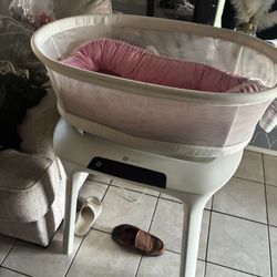 Like New 4moms Mamaroo Bassinet 