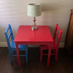 Kids Table n’ Chairs 